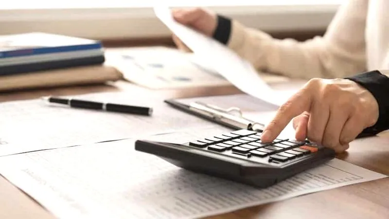 Finanse i rachunkowość: Praca po studiach i jak unikać zawodowych pułapek