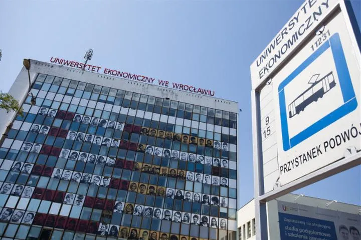 Jak bez stresu dotrzeć na przystanek uniwersytet ekonomiczny i uniknąć spóźnienia?