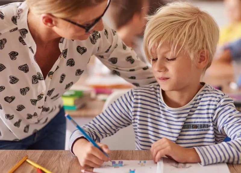 Jak skutecznie wspierać dziecko w zajęciach wyrównawczych z języka polskiego w klasie 5?