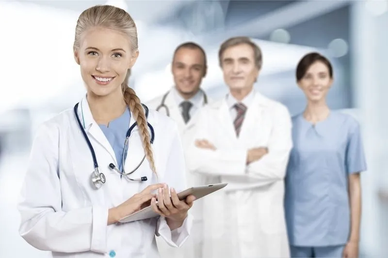 Jak zostać lekarzem po studiach: najważniejsze kroki i wymagania, które musisz znać