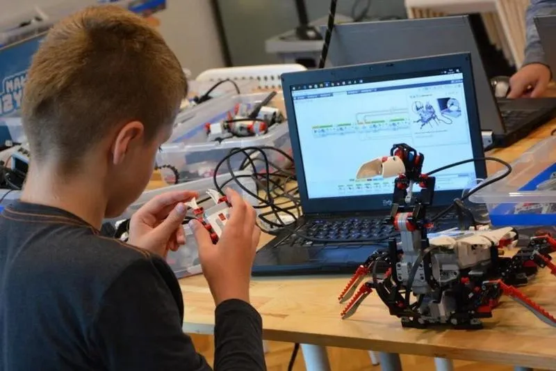 Odkryj magiczny świat robotyki: Zajęcia dla dzieci w Poznaniu rozwijające umiejętności STEAM