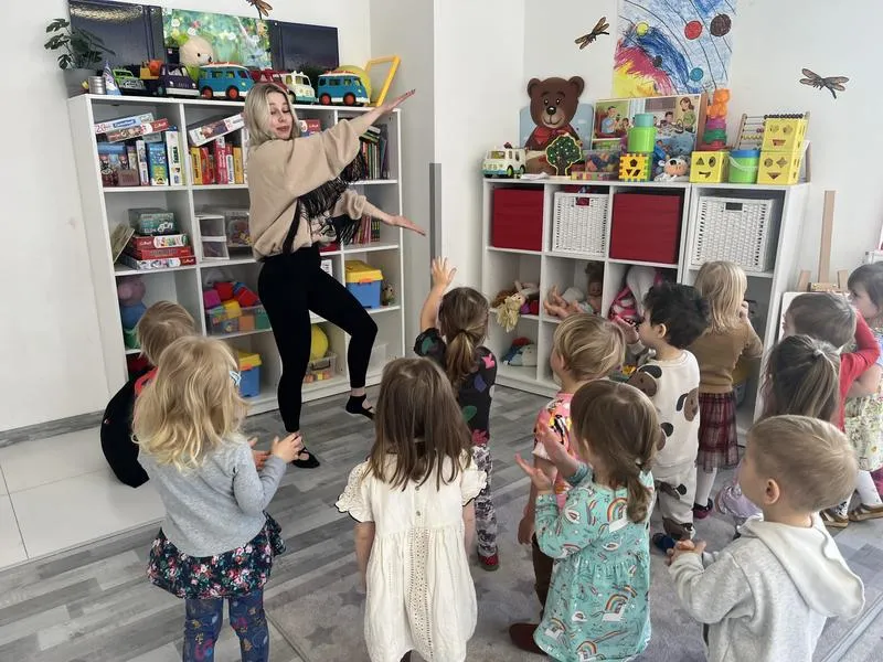 Odkrywanie muzycznych pasji: zajęcia z rytmiki w przedszkolu jako klucz do talentów dziecięcych