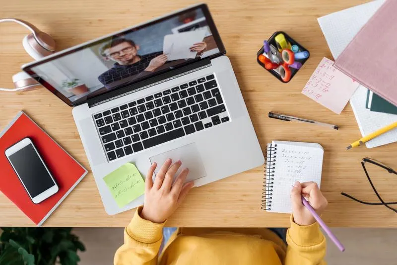 Hybrydowe nauczanie w szkołach