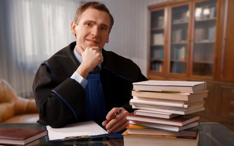 Zarobki prawnika po studiach